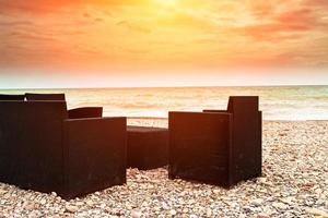 zonsondergang Aan een strand terras. horizontaal afbeelding. foto