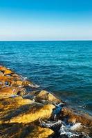 stenen van de zee golfbreker. verticaal afbeelding. foto