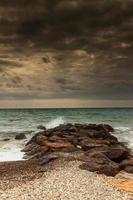 storm over- golfbrekers van de strand. verticaal afbeelding. foto