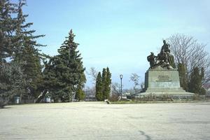 sebastopol, Krim - maart 15, 2015 stedelijk landschap met een monument naar komsomol leden. sebastopol, Krim foto