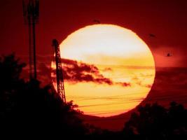 prachtige zonsondergang over het veld foto