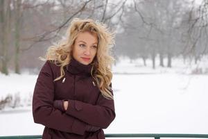 verdrietig vrouw in sneeuw gedekt winter landschap foto