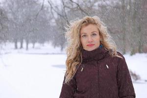 vrouw in zwaar sneeuwval foto