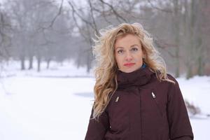 blond vrouw in winter landschap foto