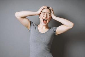 schreeuwen vrouw het werpen een woedeaanval foto