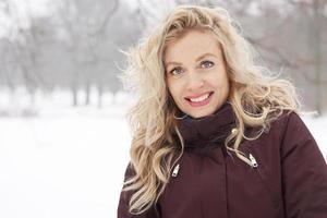 blond vrouw in winter landschap foto