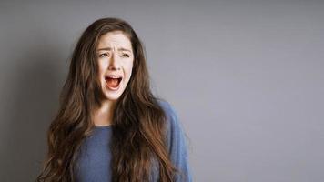 jong vrouw schreeuwen of geschreeuw foto