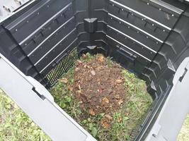 plastic tank voor de productie en opslagruimte van compost in de tuin foto