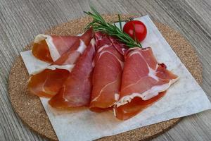 Jamon Aan hout foto