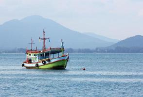 visvangst boot in zee Thailand foto