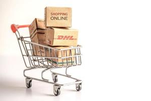 Bangkok, Thailand - september 26, 2022 boodschappen doen kar met dhl amazon uitdrukken inpakken doos, importeren exporteren online uitwisseling investering bedrijf. foto