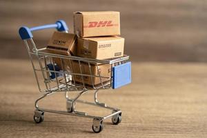 Bangkok, Thailand - september 26, 2022 boodschappen doen kar met dhl amazon uitdrukken inpakken doos, importeren exporteren online uitwisseling investering bedrijf. foto