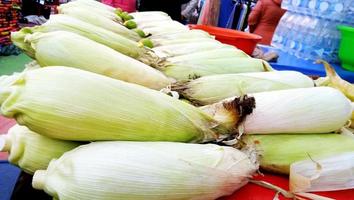 zoet maïs naar verkopen in de markt foto