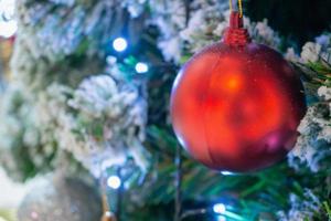 versierd Kerstmis boom met rood bal nieuw jaar vakantie achtergrond foto