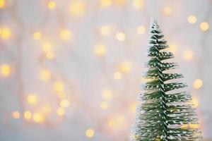 kerstboom met bokeh lichte achtergrond foto