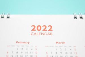 2022 kalender bladzijde Aan blauw achtergrond bedrijf planning afspraak vergadering concept foto