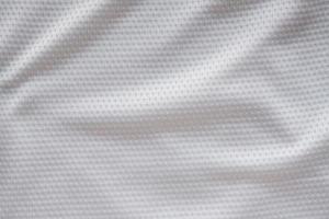 witte stof sportkleding voetbaltrui met luchtgaas textuur achtergrond foto