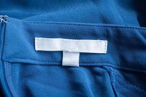 blanco wit wasserij zorg kleding etiket Aan blauw jurk foto