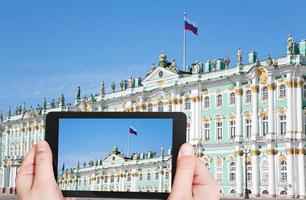toerist nemen foto van Russisch staat vlag
