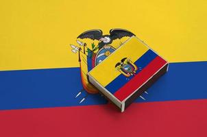 Ecuador vlag is afgebeeld Aan een luciferdoosje dat leugens Aan een groot vlag foto