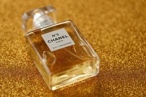 ternopil, Oekraïne - september 2, 2022 chanel aantal 5 eau première wereldwijd beroemd Frans parfum fles Aan glimmend schitteren achtergrond in Purper kleuren foto