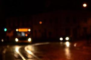 wazig nacht tafereel van verkeer Aan de rijweg. onscherp beeld van auto's op reis met lichtgevend koplampen. bokeh kunst foto