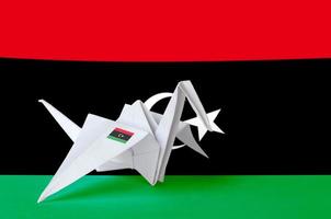 Libië vlag afgebeeld Aan papier origami kraan vleugel. handgemaakt kunsten concept foto