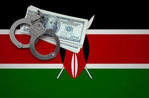 Kenia vlag met handboeien en een bundel van dollar. de concept van breken de wet en dieven misdaden foto