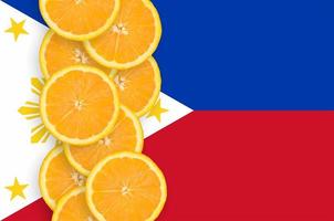 Filippijnen vlag en citrus fruit plakjes verticaal rij foto