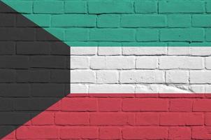 Koeweit vlag afgebeeld in verf kleuren Aan oud steen muur. getextureerde banier Aan groot steen muur metselwerk achtergrond foto