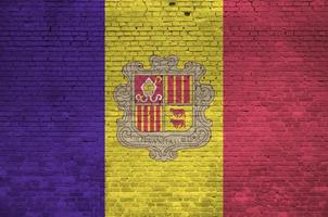 Andorra vlag afgebeeld in verf kleuren Aan oud steen muur. getextureerde banier Aan groot steen muur metselwerk achtergrond foto