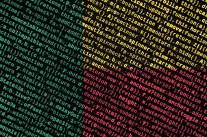 Benin vlag is afgebeeld Aan de scherm met de programma code. de concept van modern technologie en plaats ontwikkeling foto