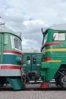 taxi's van modern Russisch elektrisch treinen. kant visie van de hoofden van spoorweg treinen met een veel van wielen en ramen in de het formulier van patrijspoorten foto