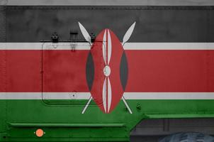 Kenia vlag afgebeeld Aan kant een deel van leger gepantserd vrachtauto detailopname. leger krachten conceptuele achtergrond foto