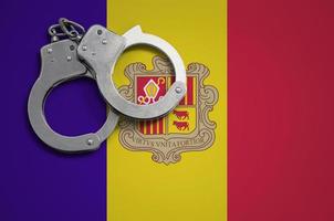 Andorra vlag en Politie handboeien. de concept van misdrijf en overtredingen in de land foto