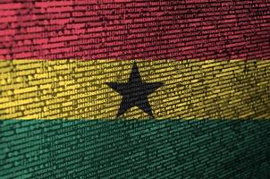 Ghana vlag is afgebeeld Aan de scherm met de programma code. de concept van modern technologie en plaats ontwikkeling foto