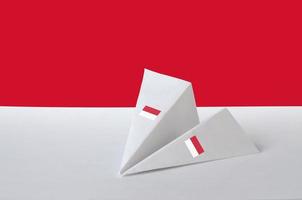 Indonesië vlag afgebeeld Aan papier origami vliegtuig. handgemaakt kunsten concept foto