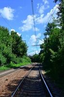 zomer groen landschap met spoorweg sporen en blauw lucht foto