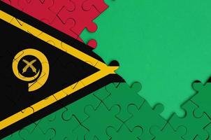 vanuatu vlag is afgebeeld Aan een voltooid decoupeerzaag puzzel met vrij groen kopiëren ruimte Aan de Rechtsaf kant foto