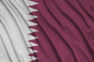 qatar vlag is afgebeeld Aan een sport- kleding kleding stof met veel vouwen. sport team banier foto