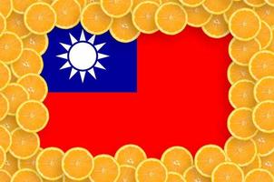 Taiwan vlag in vers citrus fruit plakjes kader foto