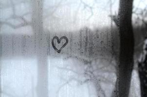 de hart is geschilderd Aan de beneveld glas in de winter foto