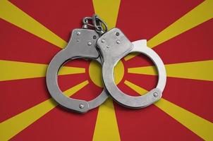 Macedonië vlag en Politie handboeien. de concept van naleving van de wet in de land en bescherming van misdrijf foto