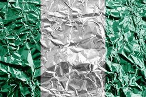 Nigeria vlag afgebeeld in verf kleuren Aan glimmend verfrommeld aluminium folie detailopname. getextureerde banier Aan ruw achtergrond foto