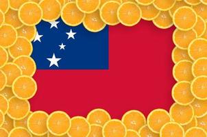 Samoa vlag in vers citrus fruit plakjes kader foto