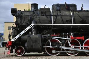 antiek zwart retro-trein Aan spoor. foto