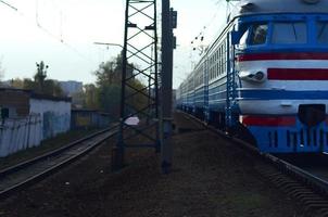 oud Sovjet elektrisch trein met verouderd ontwerp in beweging door het spoor foto