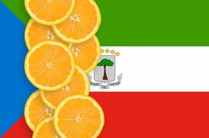 equatoriaal Guinea vlag en citrus fruit plakjes verticaal rij foto