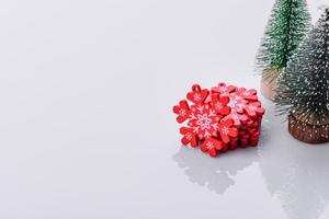 mooi peperkoek Aan een bruin keramisch bord met Kerstmis boom decoraties foto