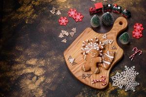 mooi peperkoek Aan een bruin keramisch bord met Kerstmis boom decoraties foto